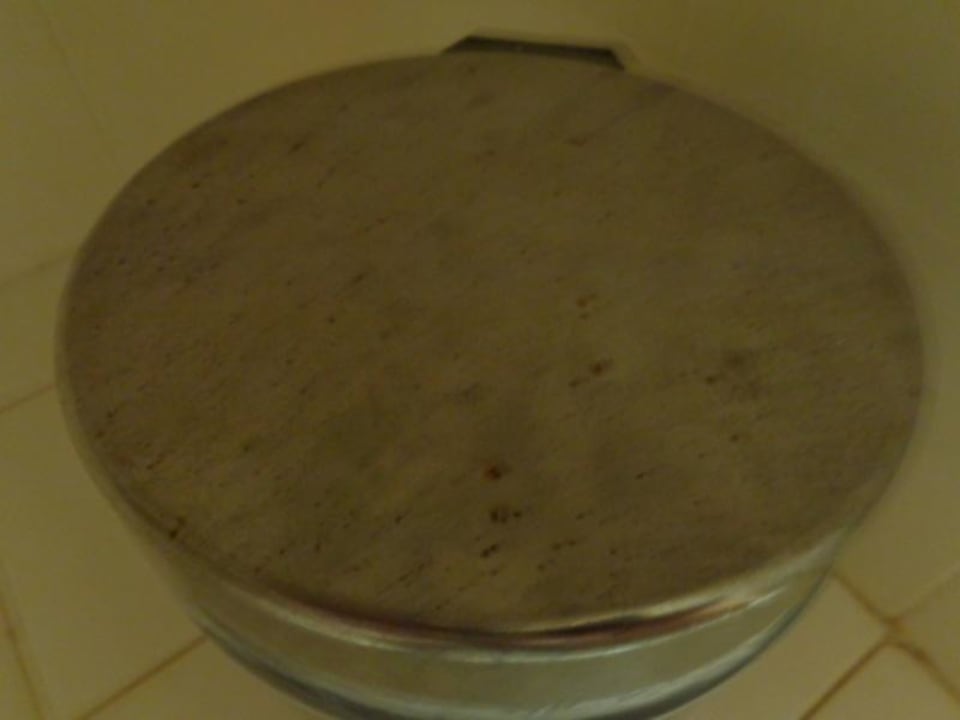 Abfalleimer Bad, total verrostet Zita Beach Resort