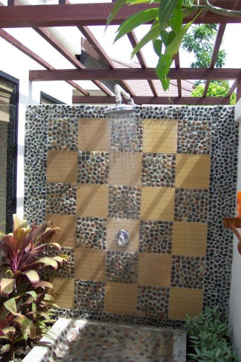 zusätzliche Aussendusche in der Poolvila Bandara Resort & Spa Samui