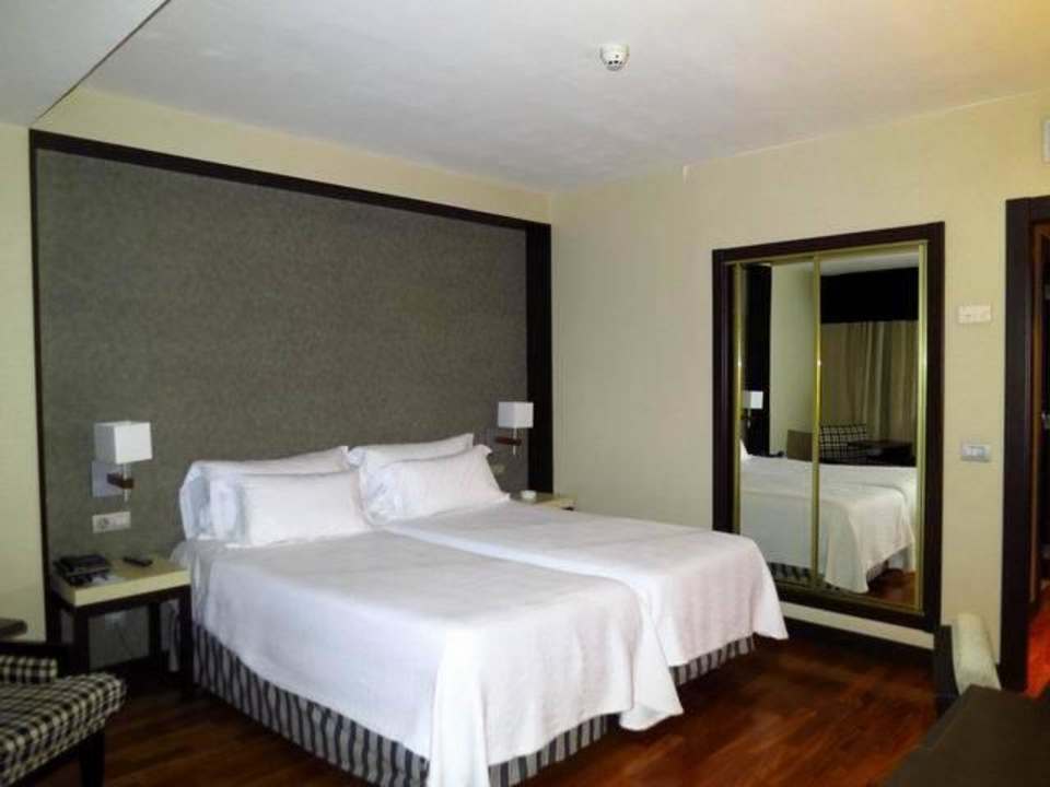 Innenraum – Zimmerbereich- Schlafraum NH Canciller Ayala Vitoria