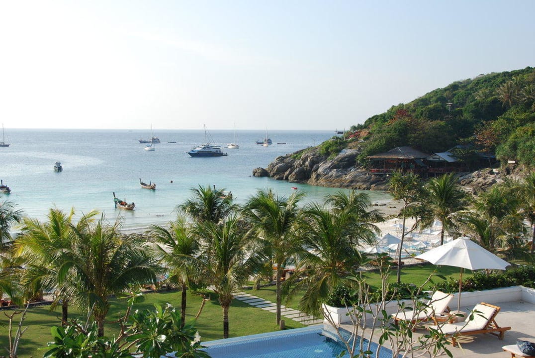 Blick über den Pool zum Strand Hotel The Racha