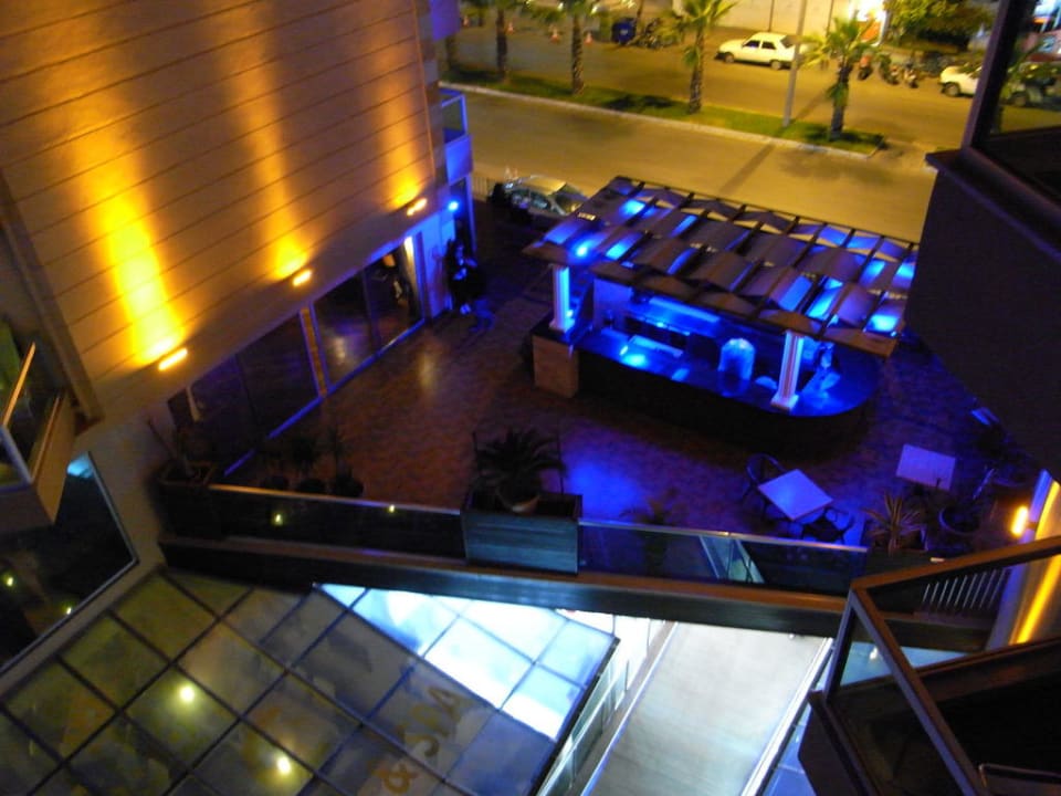 Bar bei Nacht Tac Premier Hotel & Spa