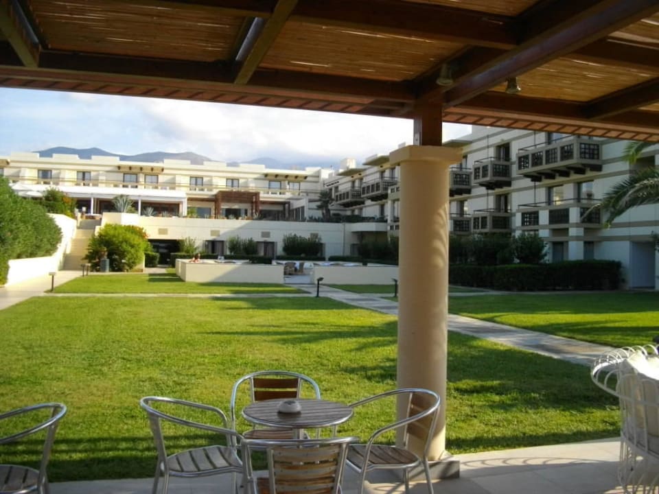 Blick auf Terrasse und Restaurant Grecotel Meli Palace