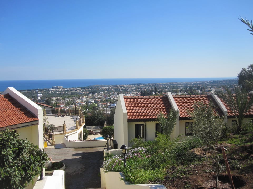 In der Anlage mit dem Ausblick auf das Meer Bellapais Monastery Village