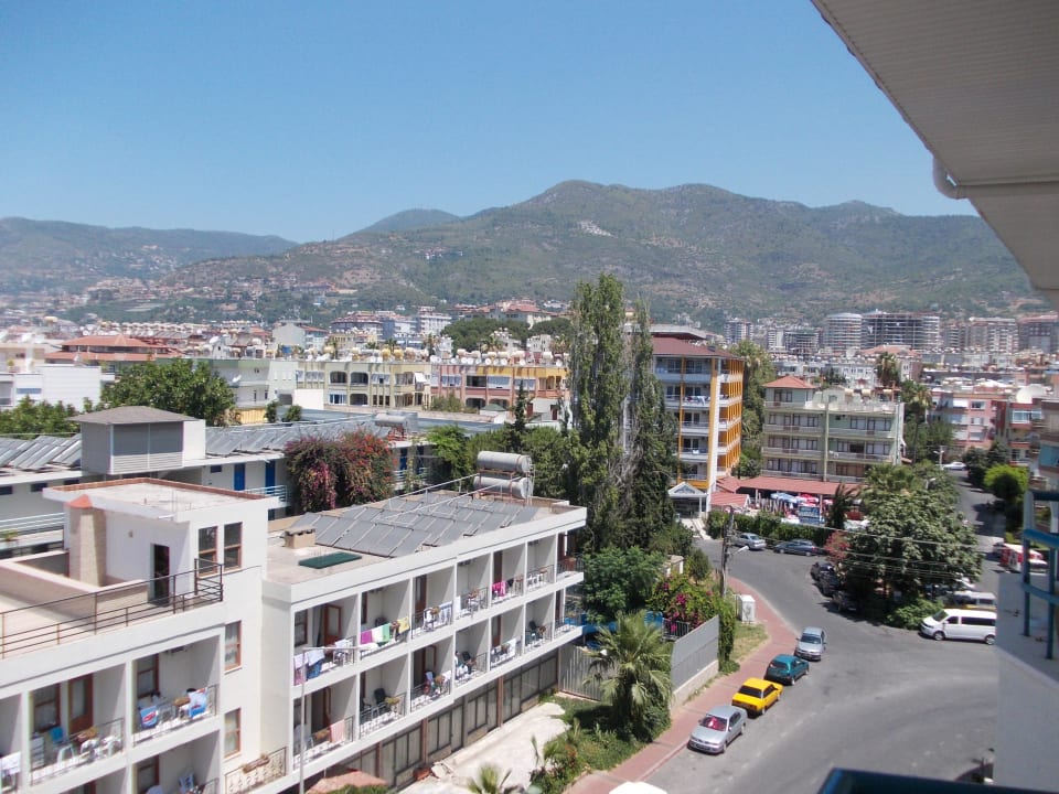 Blick vom Balkon aufs Gebirge Parador Beach Hotel