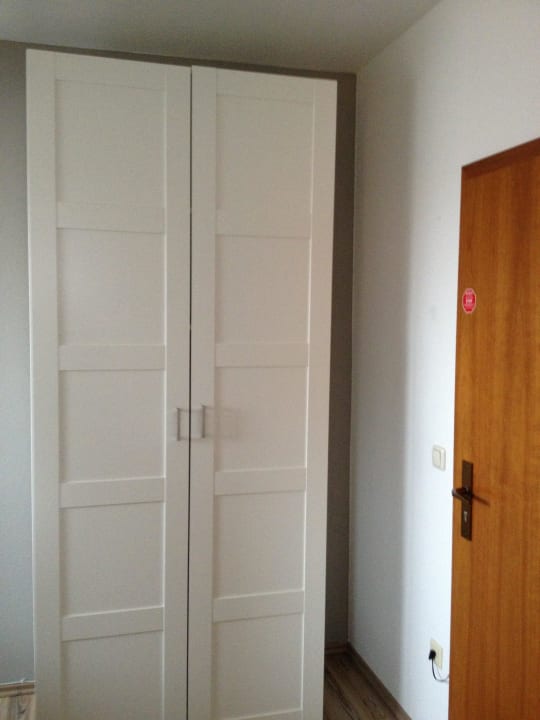 Kleiderschrank und Eingangstür Apartment Hotel Lindeneck