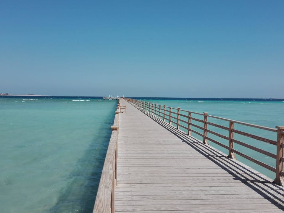 Steg vom Hotelstrand ins Meer Tropitel Sahl Hasheesh