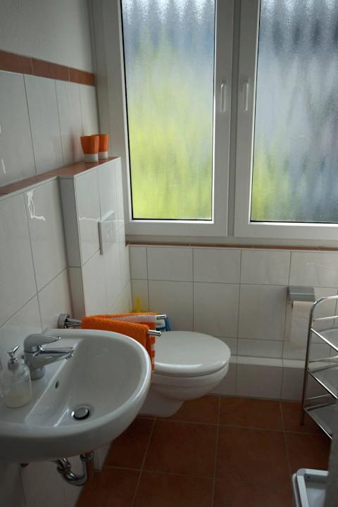 WC und Waschbecken Ferienwohnung Pinguin-City