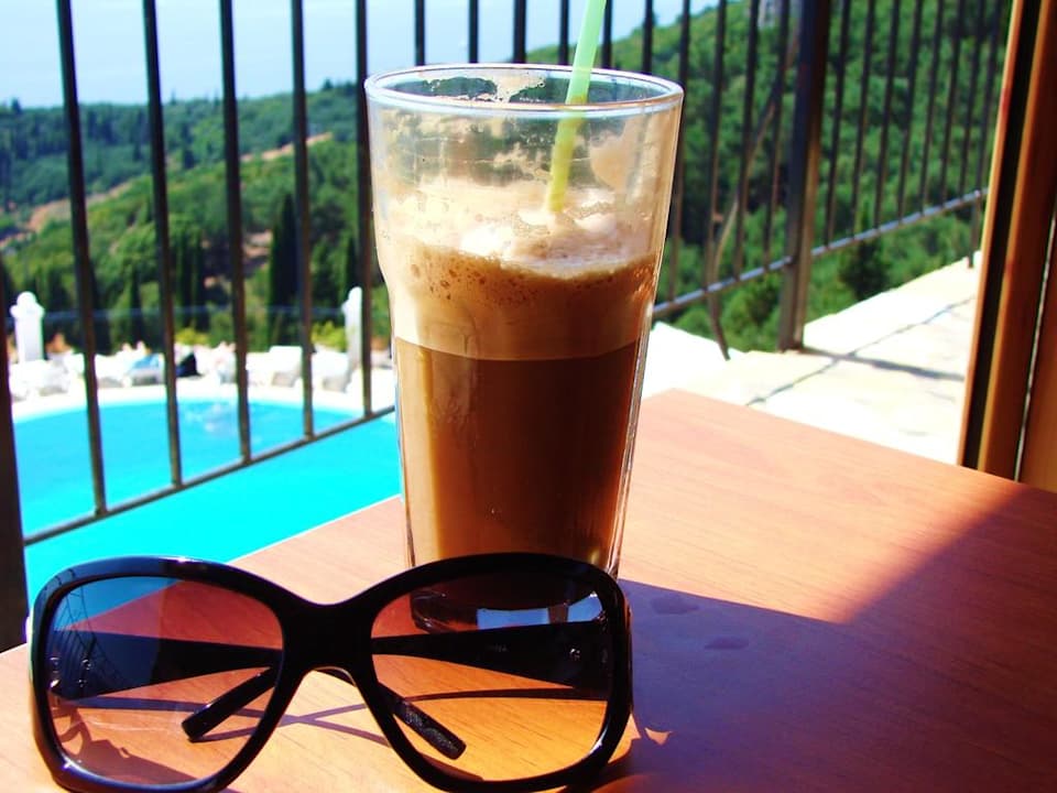 Thelo Frappé metrio me gala! Hotel Golden Fox