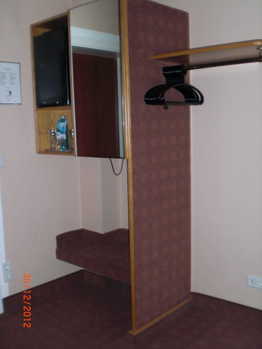 Garderobe und Kleiderschrank mit kostenlosem Safe Best Western Raphael Hotel Altona