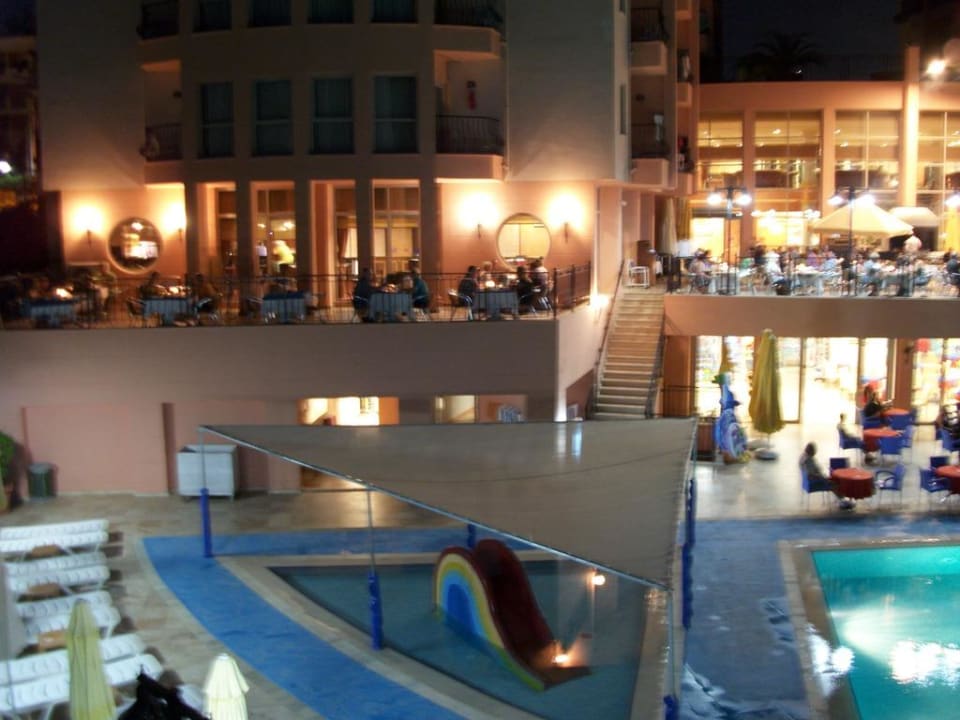 Kinderpool mit Sonnenschutz am Abend Royal Atlantis Beach Hotel