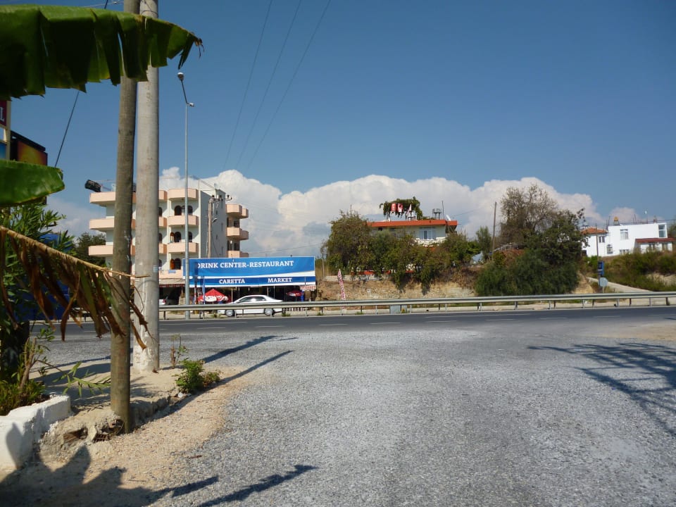 Vom Hotelweg Richtung Strasse Adora Calma Beach Hotel