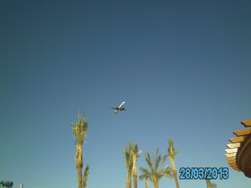 Reger Flugverkehr über dem Hotel Charmillion Club Aqua Park