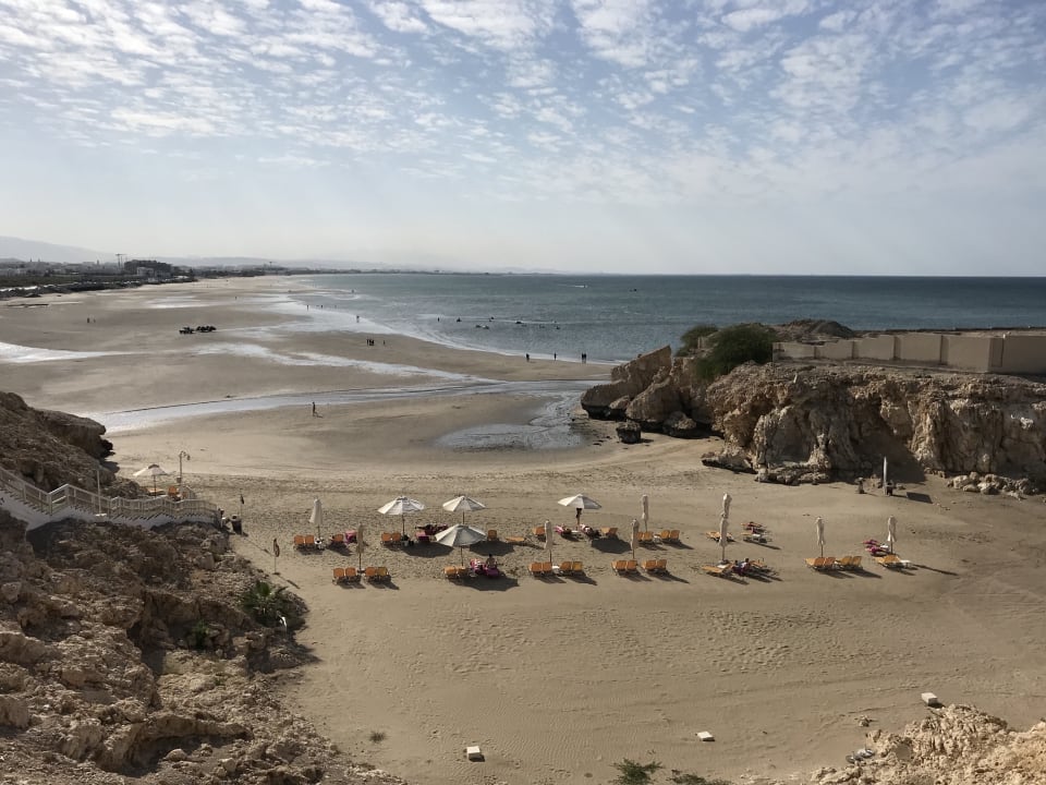 "Beach low tide" Hotel Crowne Plaza Muscat (Maskat) • HolidayCheck