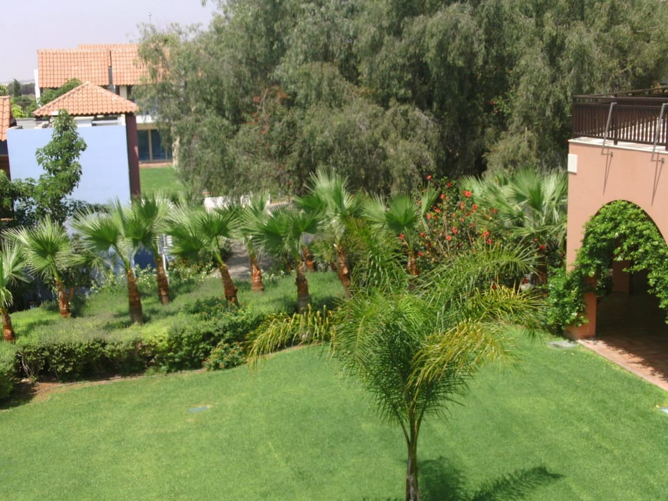 Blcik auf die Parkanlage ROBINSON CYPRUS