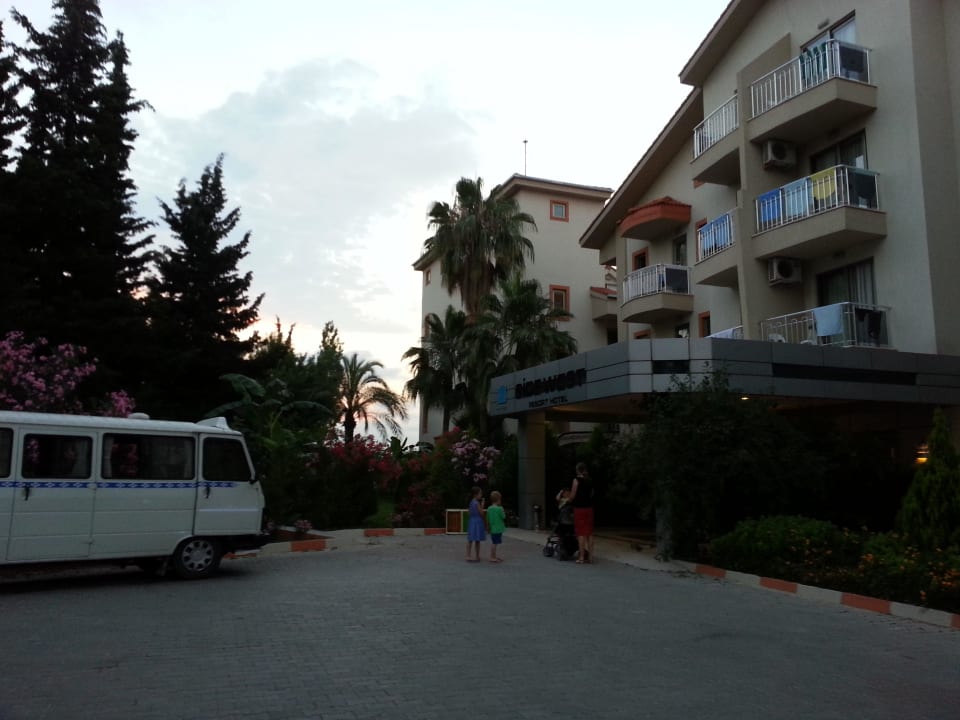 Eingang Hauptgebäude FUN&SUN Smart Hane Sun Hotel