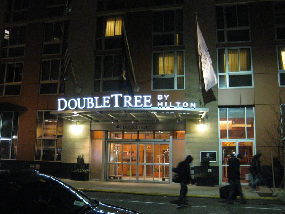 Blick von der gegenüberliegenden Strassenseite voco Times Square South New York, an IHG Hotel