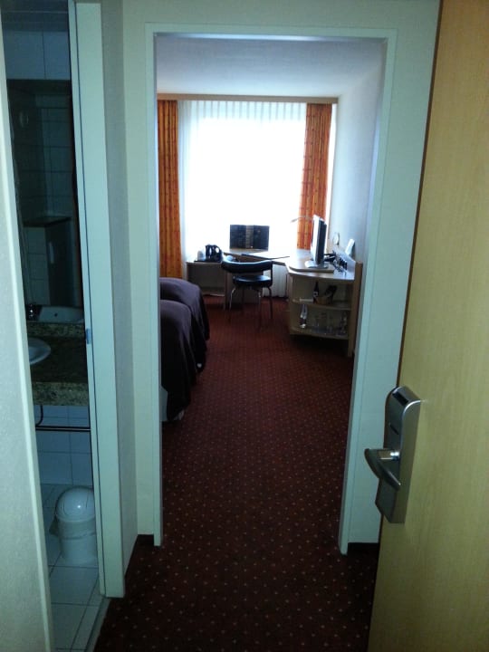 Blick vom Eingang ins Zimmer Hotel NH Leipzig Messe