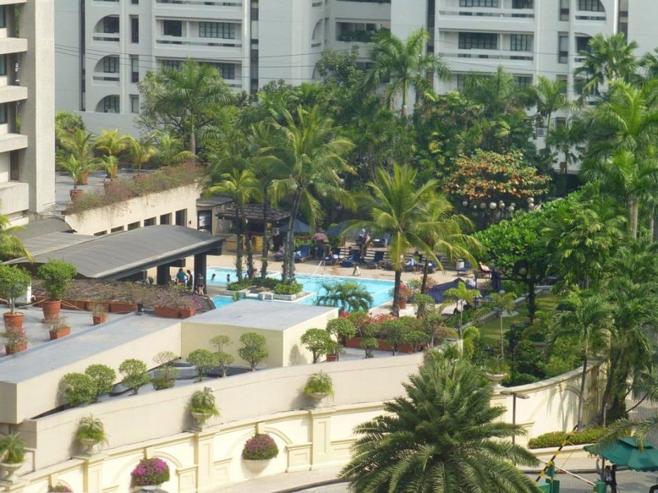 Ausblick auf Poolanlage Hotel The Peninsula Manila