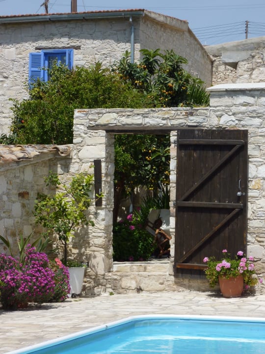 Tür von Pool zum zweiten Hof Hotel Traditional Village Houses