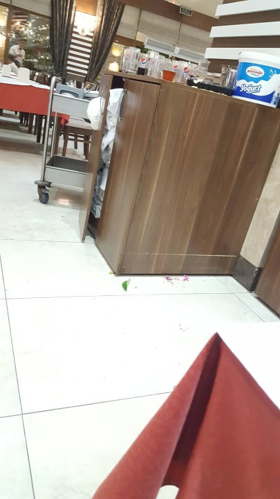 Schmutziges Geschirr steht im Restaurant herum Hane Family Resort