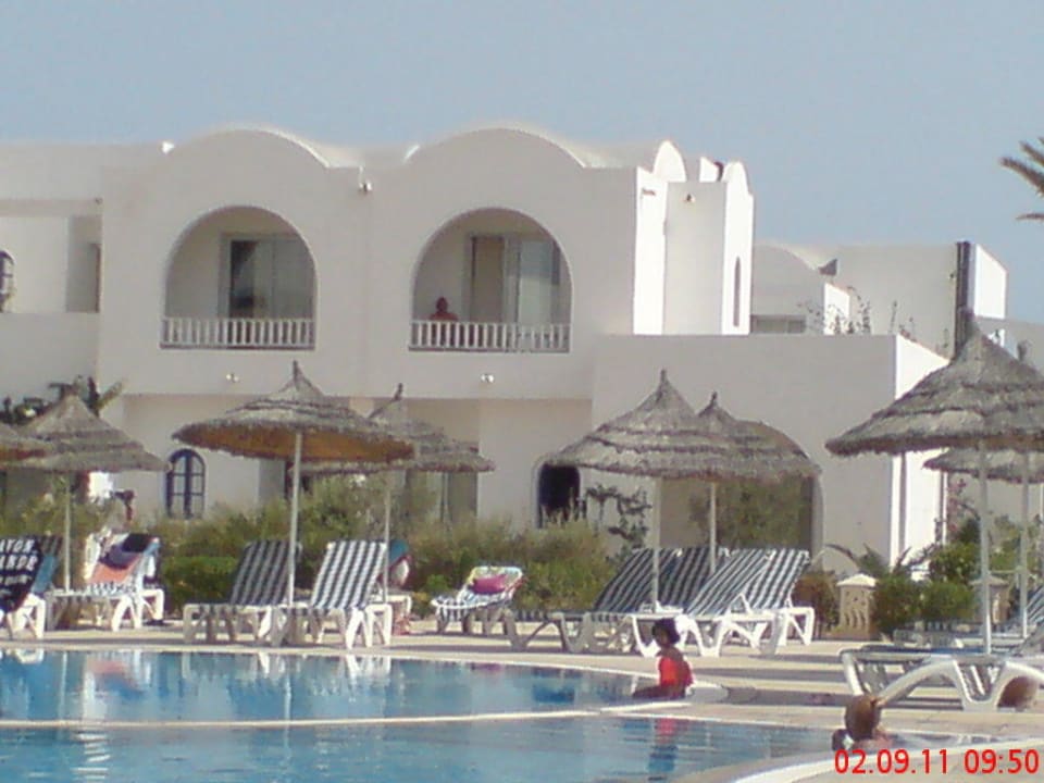Relaxpool mit Blick auf die einstöckigen Gebäude Djerba Sun Beach Hotel & Spa