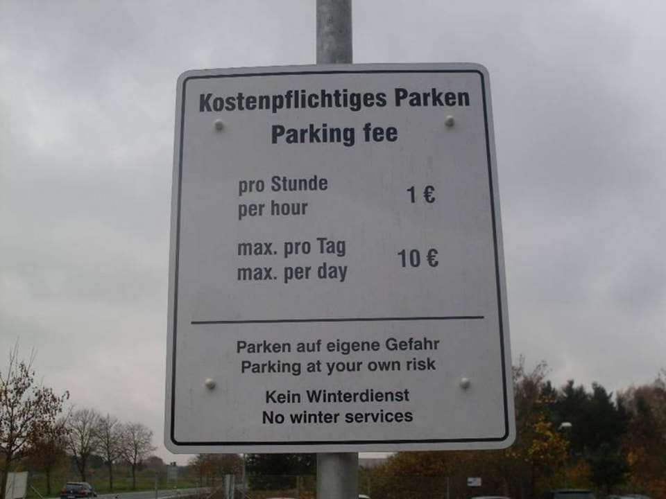 Parkplatzgebührenschild Holiday Inn Express Frankfurt - Airport
