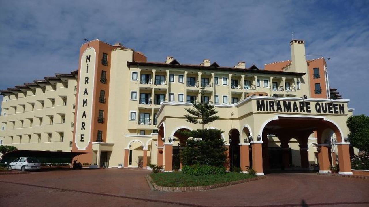 Haupteingang des Hotels Miramare Queen Hotel
