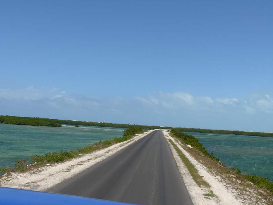 Der Straßendamm zur Insel Melia Las Dunas