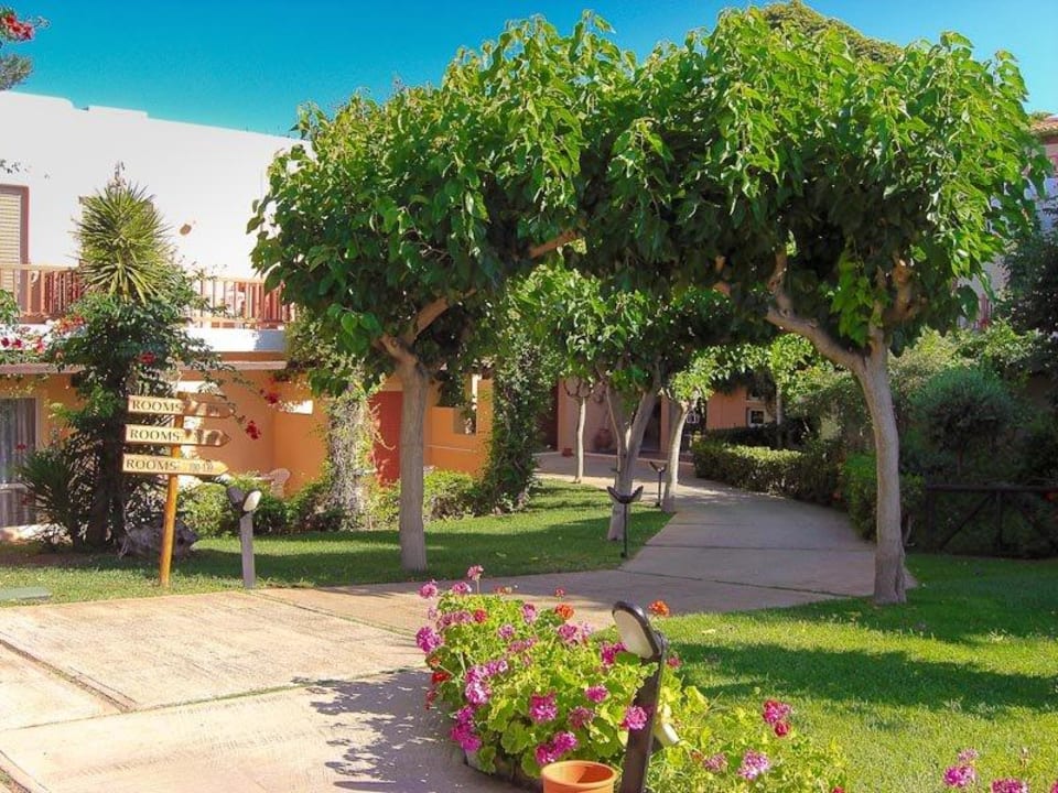 Weg zu den Zimmern Anissa Beach & Village