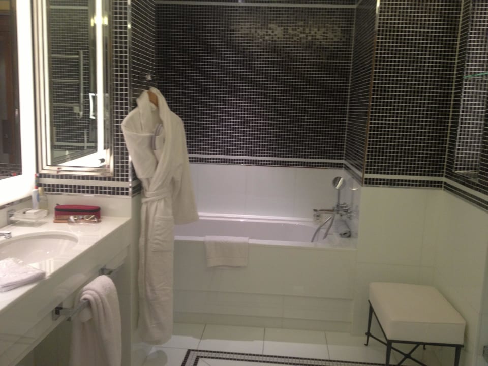 Tolles großes Bad Grand Hyatt Cannes Hotel Martinez