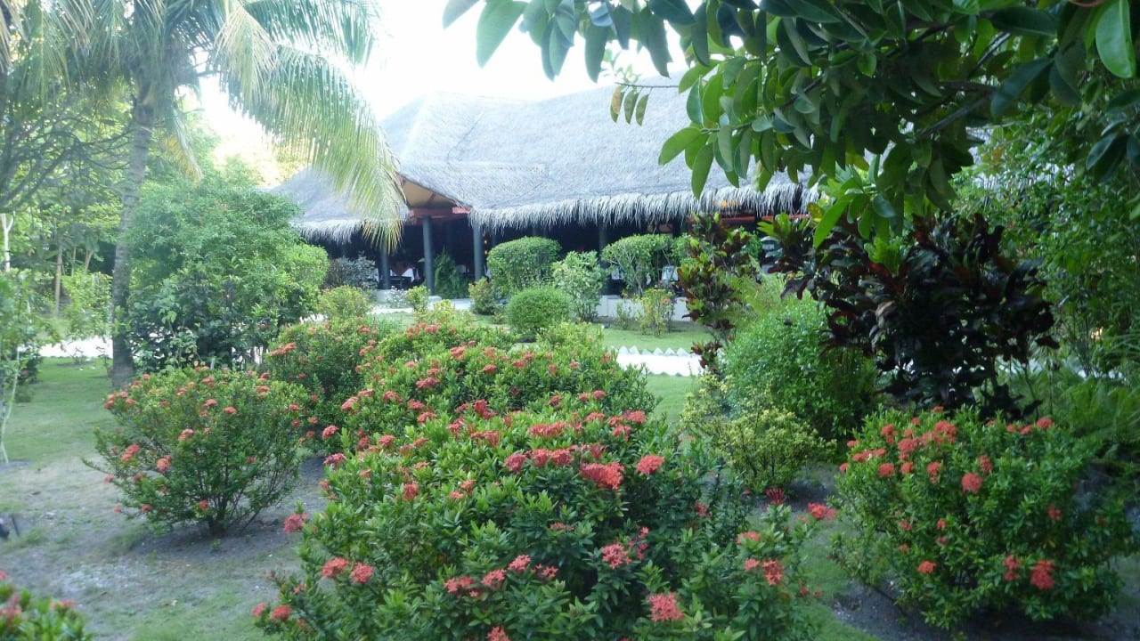 Garten mit Hauptrestaurant Adaaran Select Hudhuran Fushi - Premium All Inclusive