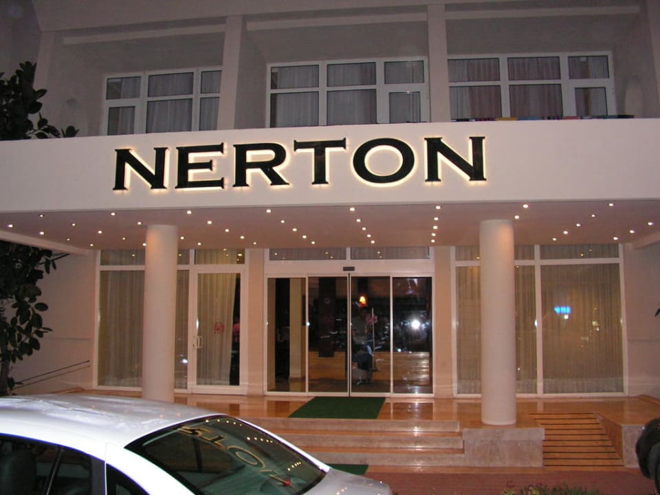 Eingang Nerton Hotel - Erwachsenenhotel ab 16 Jahren