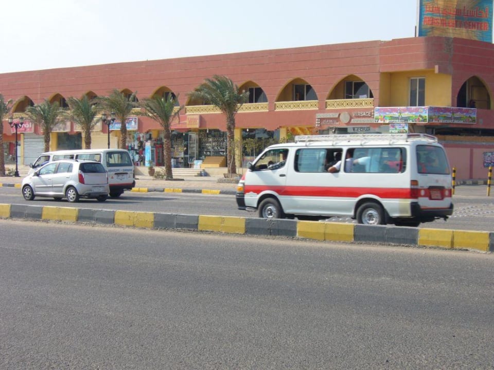 Przed hotelem Desert Rose