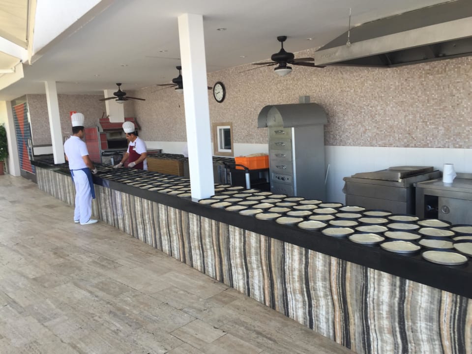 Pizzavorbereitung Hotel Botanik Platinum