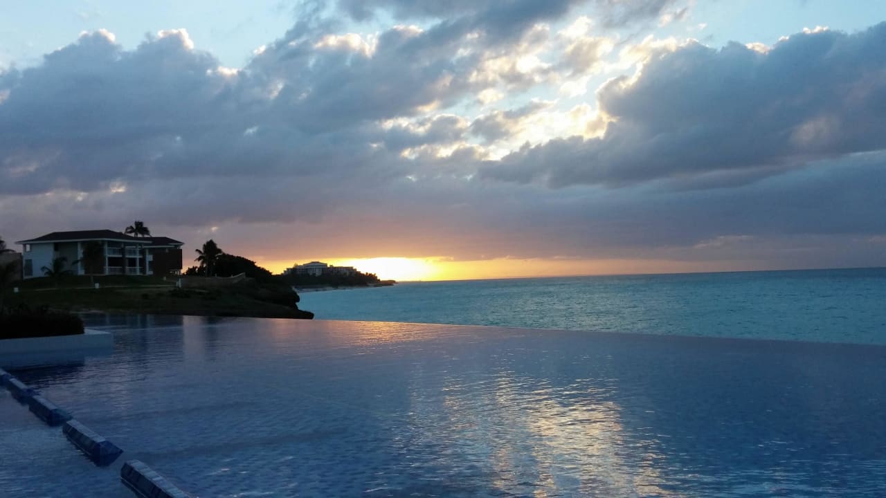 Sonnenuntergang Infinity Pool Playa Vista Azul
