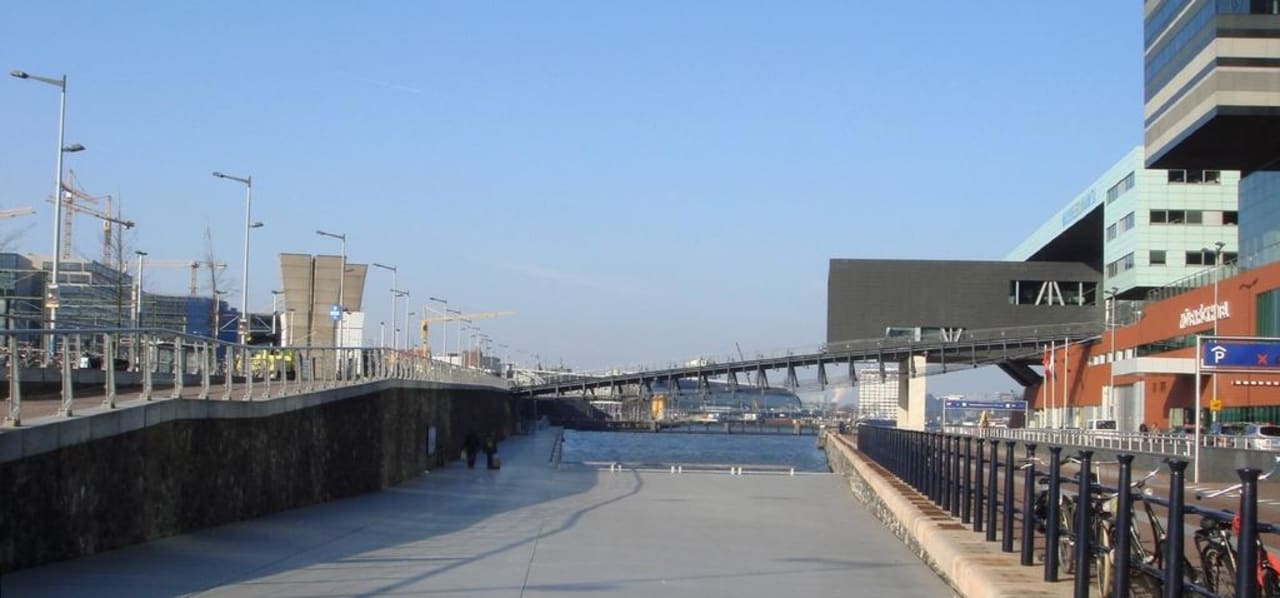 Vor dem Hotel Mövenpick Hotel Amsterdam City Centre