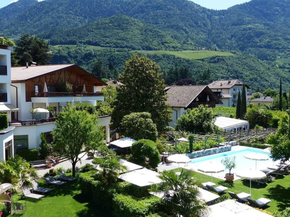 Teil des Gartens von der Dachterrasse aus Hotel Ansitz Plantiz