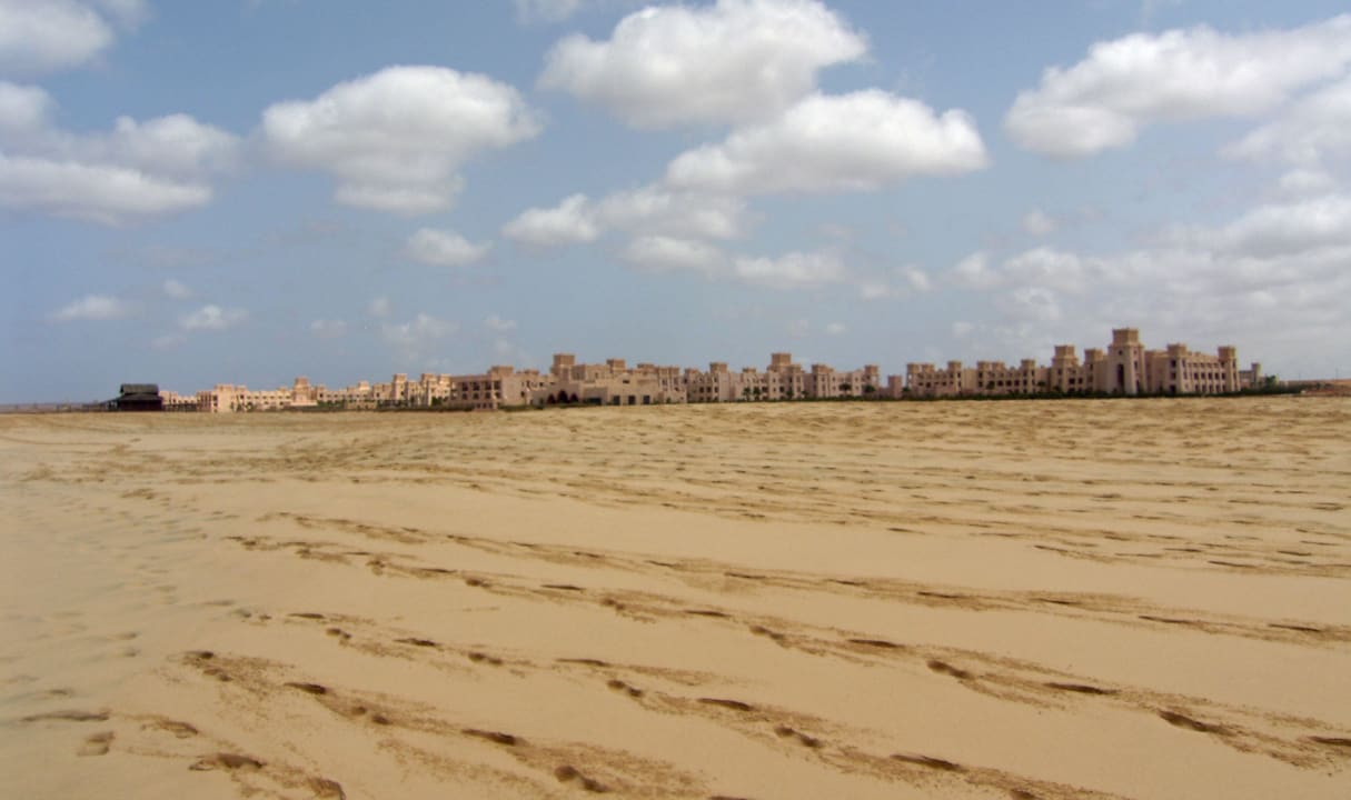 Verschwindet fast mit dem Sand Hotel Riu Touareg