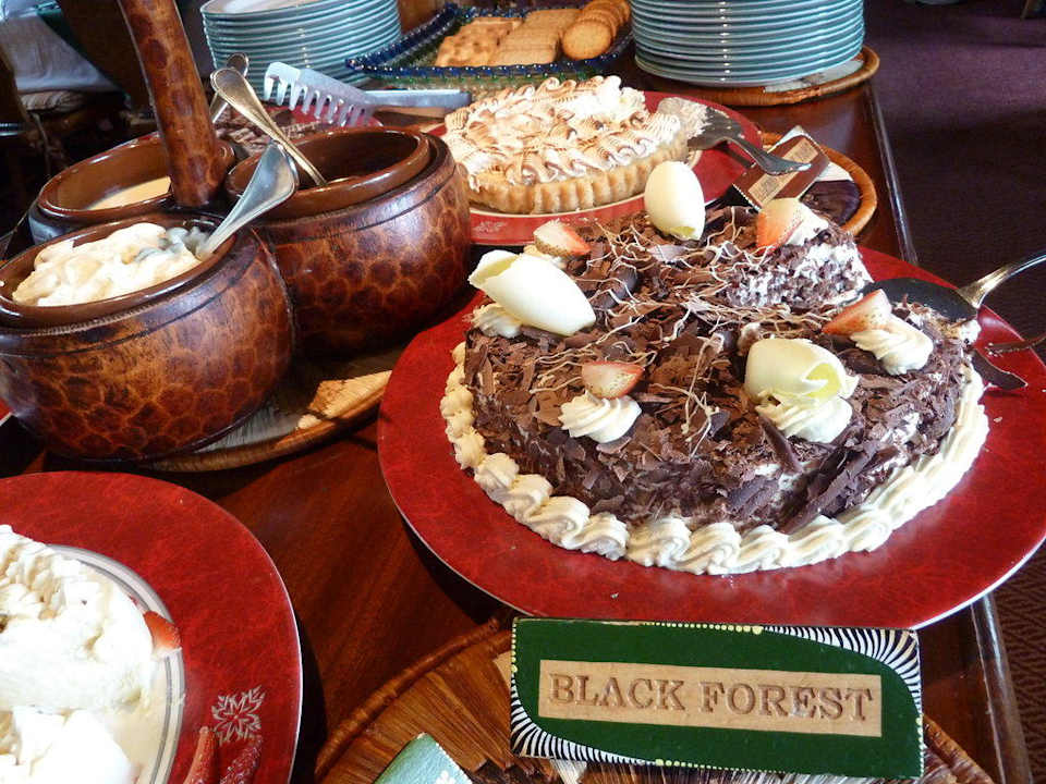 Nachspeisenbüffet mit Schwarzwälderkirschtorte Hotel Serena Mountain Lodge