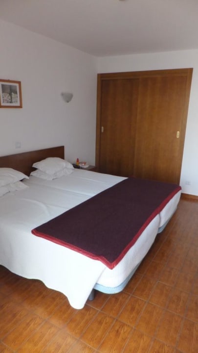 Schlafzimmer mit Doppelbett und Wandschrank Hotel Ancora Park