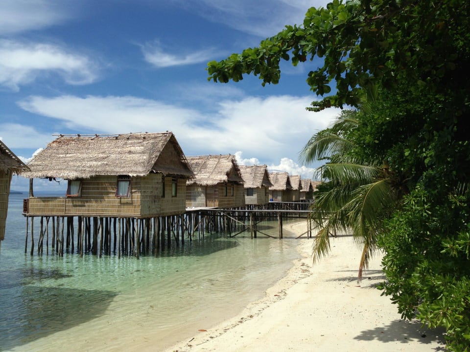 Die Bungalows bei Ebbe... Papua Paradise Eco Resort