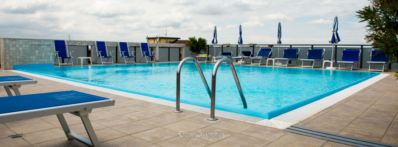 Pool auf der Dach Hotel Renzo