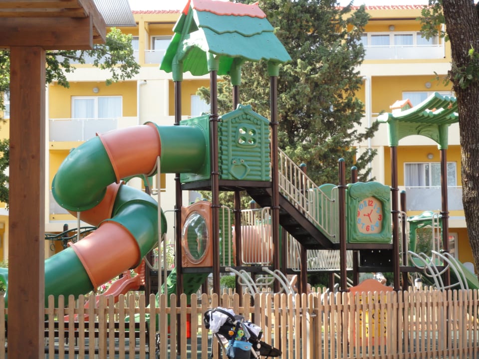 Umzäunter Spielplatz neu Hotel Garden Istra Plava Laguna