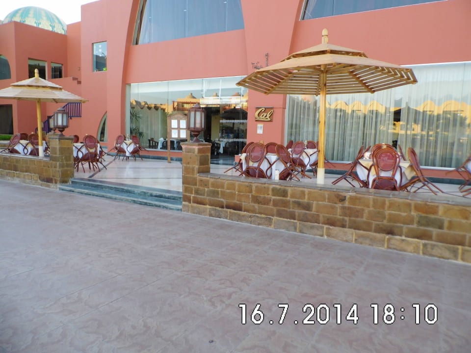 Eins der Restaurants Titanic Beach Spa & Aqua Park