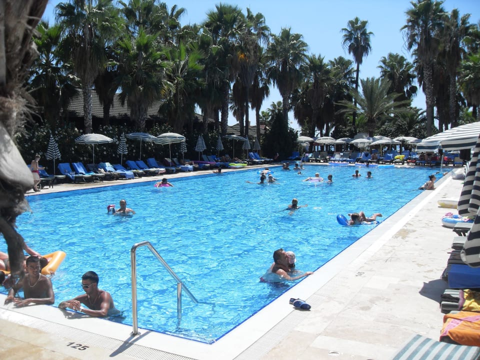 Riesiger Pool Hotel Meryan