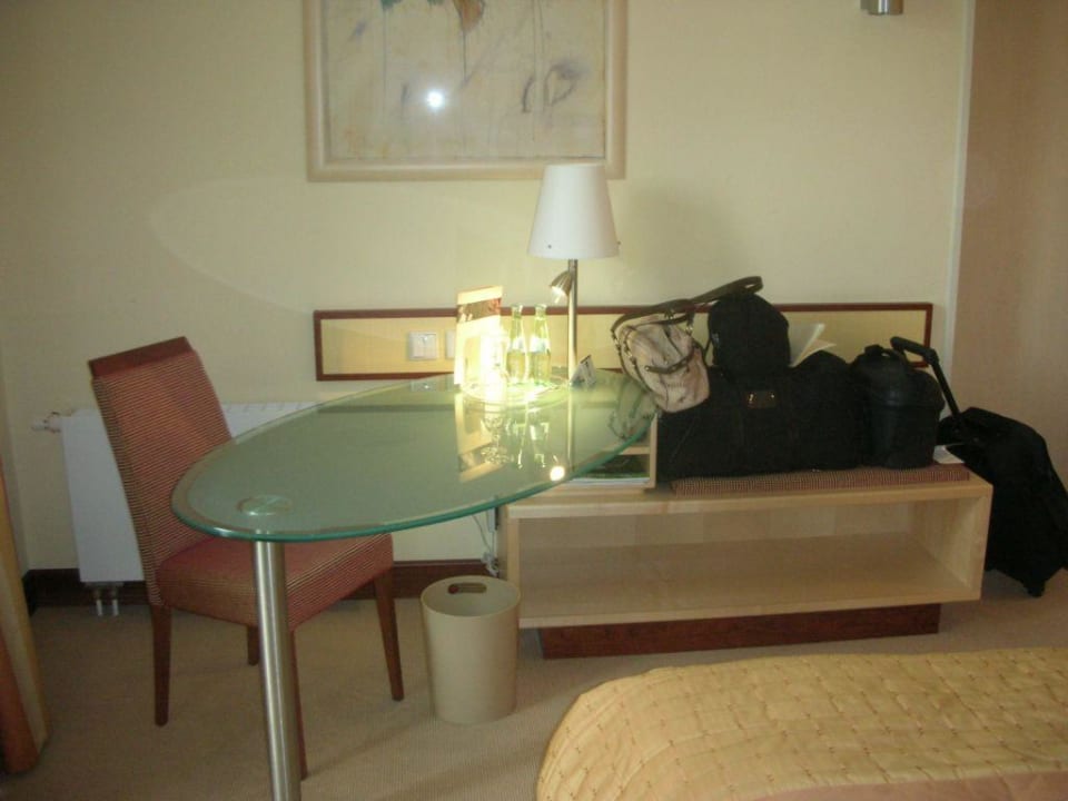 Schreibtisch und Ablagefläche Best Western Premier Castanea Resort Hotel