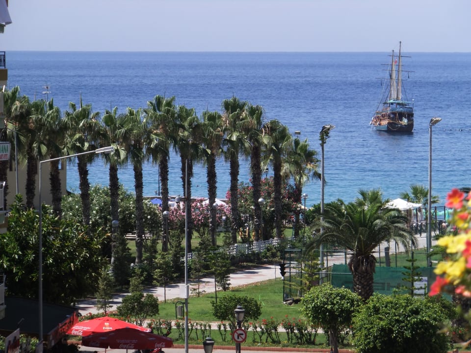 Widok z balkonu na morze (zbliżenie) Hotel Aslan City Kleopatra