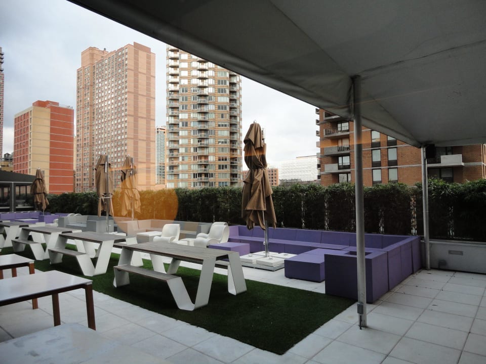 Blick auf TerRasse & Skyline YOTEL New York