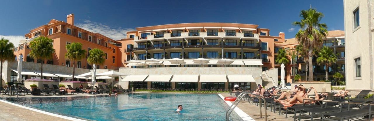 Blick über den Pool auf die Hotelanlage Grande Real Villa Italia