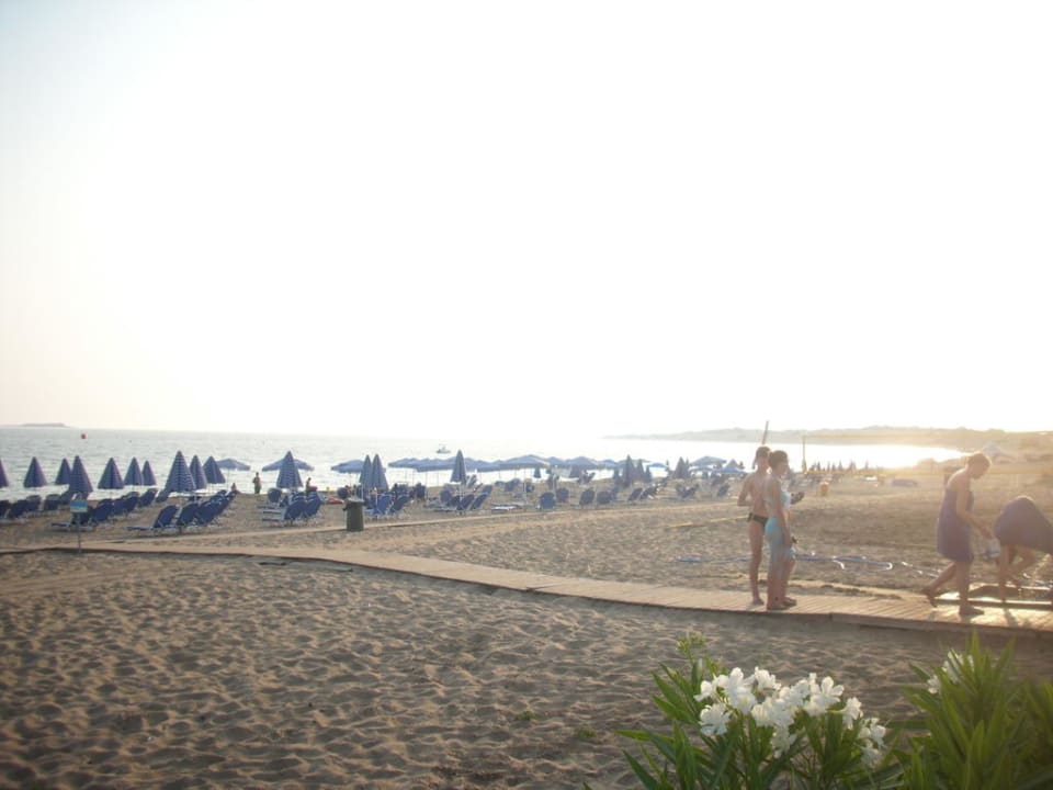 Blick von der Hotelanlage auf den Strand Sandy Beach Resort